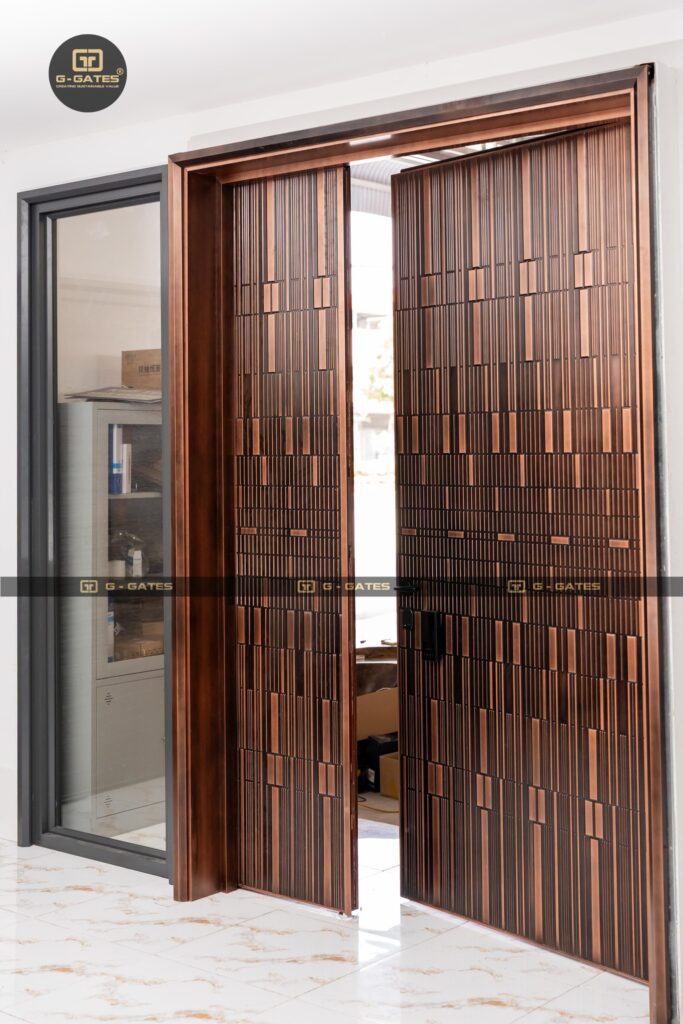 cửa chính điêu khắc hợp kim nhôm sơn hiệu ứng đồng đỏ 